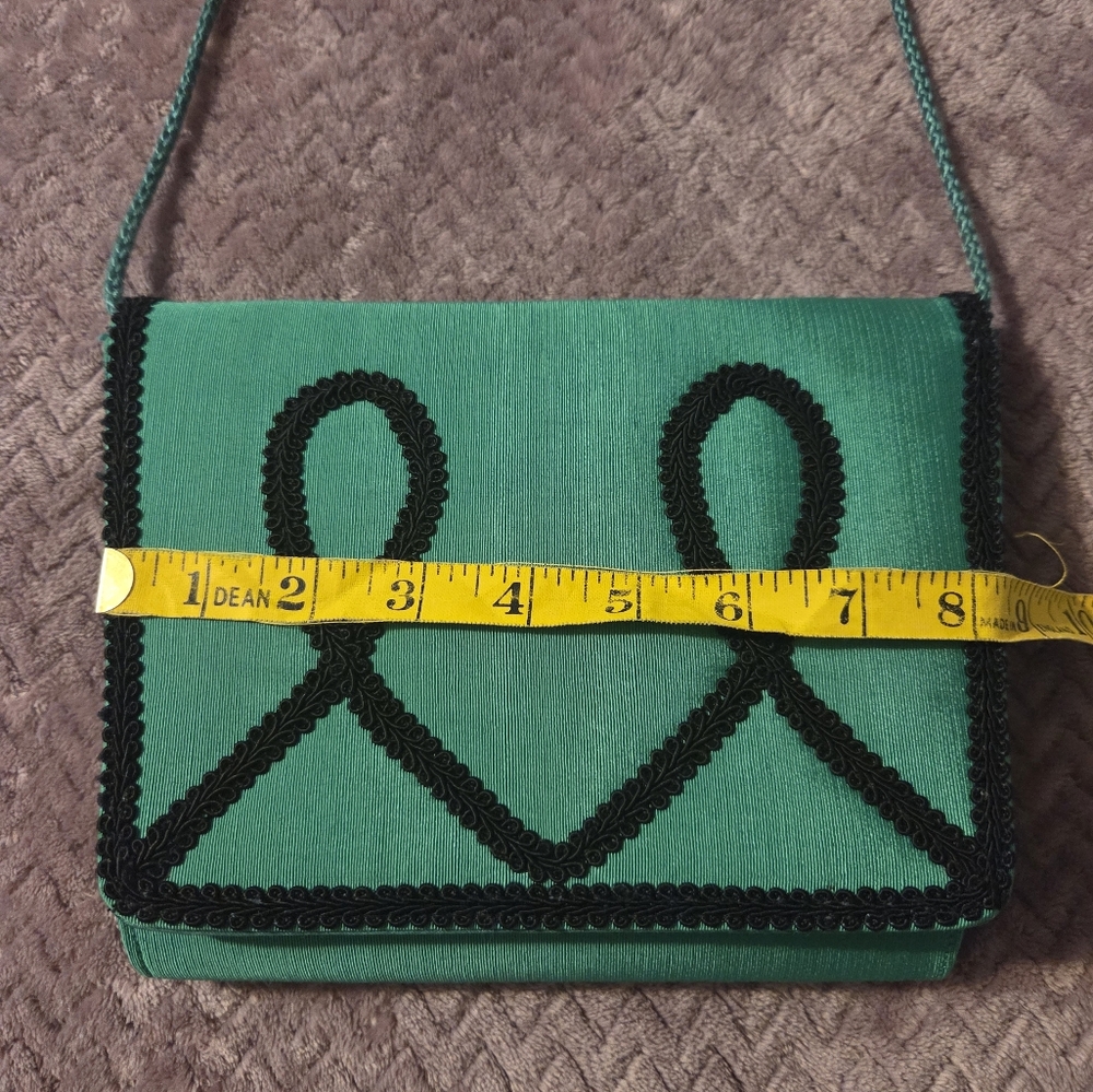Elegant Green Canvas Handbag with Black Accents - Picture 3 of 8